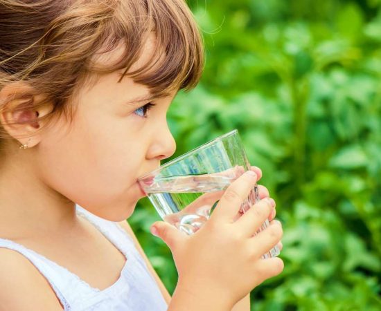 child-drinks-water-constipation-in-children-ss